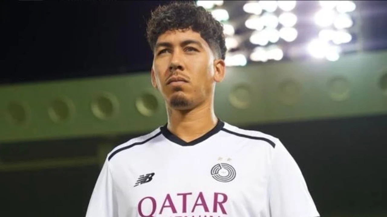 وكيل فيرمينو يَرُدّ على أنباء مفاوضات الأهلي لضم النجم البرازيلي